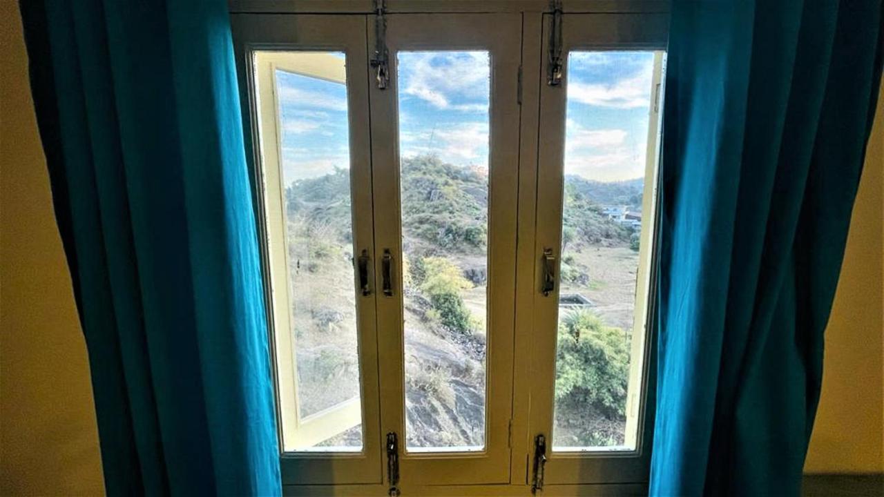 Shikhar Bunglow - A Stunning Valley View Bungalow In Mount Abu Bed & Breakfast Exterior foto